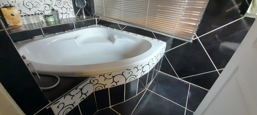 5 Bedroom Property for Sale in La Hoff North West